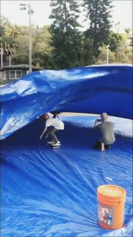 新娘让弟弟当伴娘并在婚礼上跳舞,这一幕引爆了网络