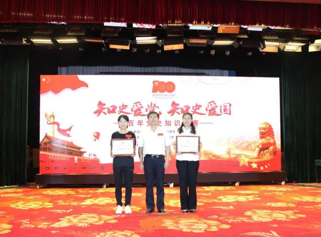 66岁洪金宝与妻子十指紧扣亮相红毯,大步走路身体已逐渐康复!
