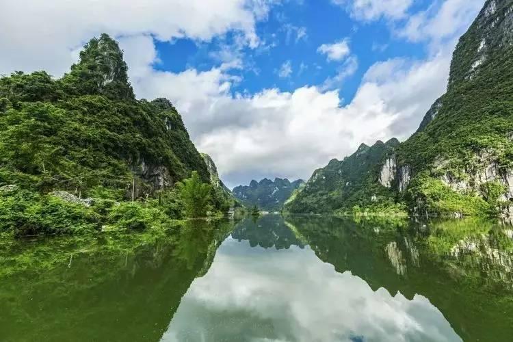 主持人问王宝强:你身价上亿,可你哥哥还在卖烧饼,为何不帮他?